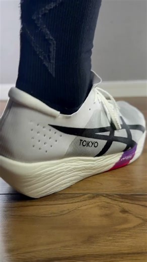 よしき | YOSHIKI KAMINAGA | 【ASMR】METASPEED RAYで耳イかせてみた。 ・ ・ 値段：33,000円（税込）／約 $300 重さ：約 129g（27.0 cm／片足） 超軽量で高反発な新素材 FF LEAP™ をフルレングスでミッドソール全体に搭載。... | Instagram