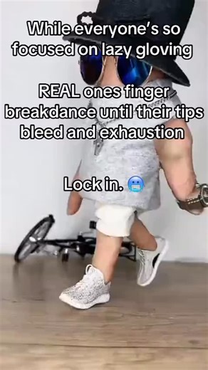 @onlyshitpostsig on Instagram: "日本利用压电瓷砖将脚步转化为电能。这些瓷砖捕捉来自你脚步的动能。当你行走时，你的重量和动作会对瓷砖产生压力。瓷砖会轻微弯曲，从而产生机械应力。瓷砖内部的压电材料将这种应力转化为电能。每一步都会产生少量电荷，而数百万步结合在一起就能产生足够的电力来驱动 LED 灯、数字显示屏和传感器。在像涩谷车站这样繁忙的地方，每天大约有 240 万个脚步为这一系统作出贡献。这些电能可以被储存或立即使用，从而减少对传统电力来源的依赖，并支持可持续的城市基础设施。这种方法将日常运动转化为实用的可再生能源 #日本 #知识 #事实 #你知道吗 #推荐 #科技 #创新 #历史 #技术 #实验 #热门"