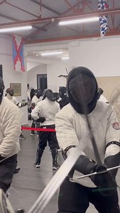 La espada larga usa tanto la estocada como las acciones de corte. Las primeras, se suelen usar, en la esgrima actual como acciones de tiempo, merced a la elevada protección que se usa hoy en día. Las agregadas como las de este reel se usan menos, al ser más difícil su ejecución y al tener que realizarse de cerca, pero son muy bonitas y prueban la capacidad técnica del esgrimista. #esgrimahistórica #esgrimaantigua #hema #esgrimahistórica #esgrimahistoricamadrid #tetuanmadrid #tetuanmadrid #espada