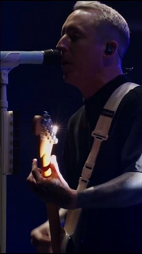 take us back to when ‪@yellowcard‬ launched into “Ocean Avenue” 🥹 the goosebumps, this moment 🖤