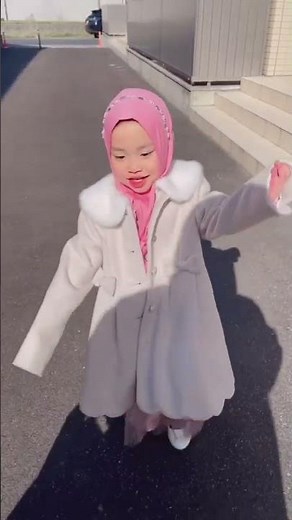 MasyaAllah cantik banget adik pake baju lebarann sepatunya gemes banget ritt ada heels nya hahah