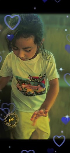 Niña practicando a bailar bachata.