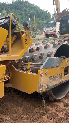 SAKAI Sheepsfoot Roller Kneading Wet Clay Soil - Satisfying Compaction #roller #roadconstruction