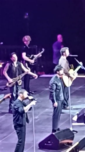 Jonas Brothers sing 'Vacation Eyes' | Five Albums. One Night. The World Tour | Amsterdam