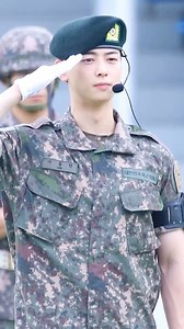 Company Commander Trainee Lee Dongmin, better known as Cha Eun-woo, stood tall at his Basic Military Training graduation. He was entrusted with the role of Company Commander Trainee, a temporary yet highly respected leadership position that put him in charge of nearly 100 to 200 fellow soldiers. One fan shared that her brother, a drill instructor, was impressed by how down-to-earth he was. Eun-woo reportedly signed autographs for every instructor, gifted them sunscreen, and from day one, never h