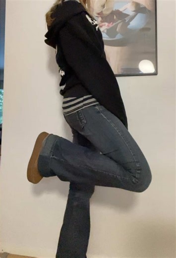 black and gray stripes for two days in a row 🖤🩶 #outfitinspo #2000s #fitcheck #winterfashion #wiredearphones