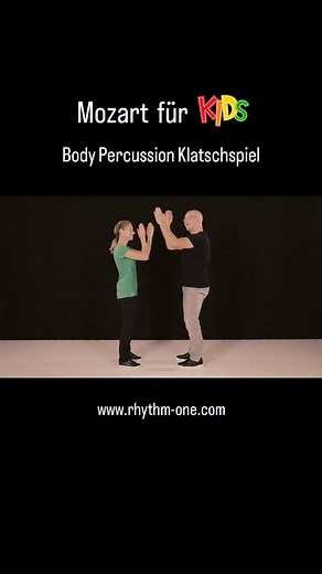 🎹 Ein Klassiker, der Kinder sofort begeistert! Mit diesem fröhlichen Klatsch-Spiel zu Mozarts weltbekanntem Rondo alla Turca erleben schon 5- bis 7-Jährige, wie viel Spaß Klassik machen kann – spielerisch, rhythmisch und voller Energie. 🎶🙌 Enthalten in MINI Klassik Body Percussion 5 inkl.: ⭐ 6 Videoclips ⭐ Noten ⭐ 6 Klavier-Playalongs zum Herunterladen Hol dir die MINIS und bring kleine Hände groß raus – mit klassischem Rhythmus, der sofort Spaß macht! https://www.rhythm-one.com/de/digitalpro