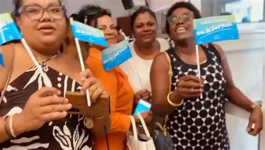 🌸 LA FORCE DES FEMMES 💪🎬 ​Regardez cette ferveur ! Plus de 600 femmes se sont levées ce matin à Vue Belle aux côtés de Cyrille Melchior ​De la sécurité à la garde d'enfants, en passant par l'environnement et l'entreprenariat, le message est clair : il est temps de redonner à Saint-Paul le respect et l'éclat qu'il mérite ! ✨ ​Le 15 mars, c’est avec vous que tout change. 🚀 Alon met’ la main ensemble ! Nou lé la ! 👋 ​#SaintPaul2026 #CyrilleMelchior #FemmesDeSaintPaul #LeChangementCestNous | No