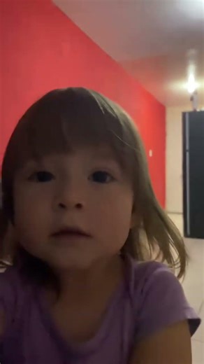 Lunita encontró un plumón… y decidió convertir la casa en su lienzo