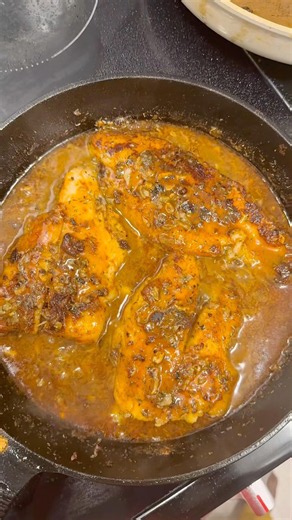 Crispy fish fillet served over creamy mashed potatoes 😋🐟🥔#fishfillet#mashedpotato#shorts#fyp