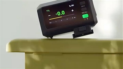 神牛speedlite 600EX II-RT闪光灯抓拍动态画面轻松应对，触摸屏操作丝滑流畅，旅行拍照、派对记录都稳准快，提升摄影效率体验感UP！