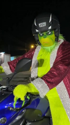 Él grinch 👀Le suelta con los poderes 👀 Ya que no le quito el trineo a santa 🧑‍🎄 le toco andar en el MT07🥵 #viral #parati #navidad #grinch #venezuela #motopiruetaslanuevaescuela #luisguillermofox #motos #motopiruetas #fyp #parati #explore | LuisguillermoFox