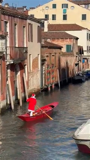 A Very Venetian Christmas … #venetianchristmas #travelwithanna #goingsolo #santa #punting | Anna Monique Kwiecinska