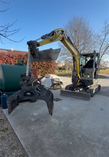 Motta di Livenza ( Treviso ) Consulenza per diagnosi problematiche e tarature Wacker Neuson EZ 36 Grado di difficoltà: Normale