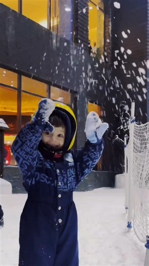 Unlock the magic of Snow Premium at Ski Dubai! ❄️ Dive into unlimited winter fun for just AED 1,500 for 4 people – Snow Park rides, and more activities. Experience a 40-minute Penguin Encounter and choose your snow adventure with a Slope Pass or a 60-minute Ski and Snowboard Discovery Lesson & enjoy endless chairlift rides and a complimentary Snow Park photo. Your premium winter escape awaits! Book your passes now via link in bio! 📸 by: @kareem_bu_fl_yzz & @sayakhan07 #SkiDubai #GreatMoments @M
