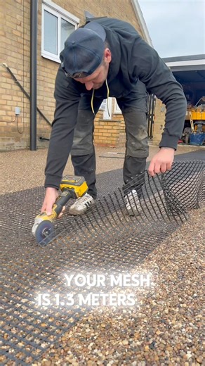 Simple way to install border trims to a resin bound driveway 🤙🫡 Vuba #resin #diy #garden #HomeImprovement | Resin Bound & Paving Scarborough