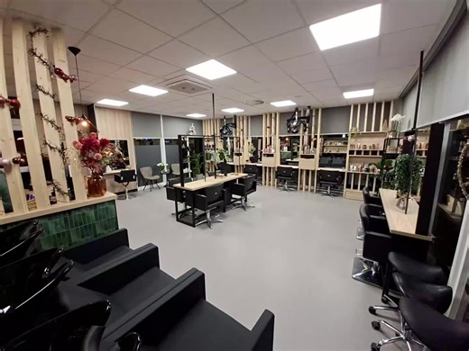 Interieurs op maat die verkopen, werken en aanvoelen als thuiskomen In deze tijd draait een goed interieur om méér dan alleen uitstraling. De juiste indeling, sfeer en functionaliteit bepalen hoe klanten zich voelen — en of ze blijven terugkomen. Wij ontwerpen en realiseren maatwerkinterieurs die niet alleen mooi zijn, maar ook praktisch, duurzaam en commercieel sterk. Waarom kiezen voor interieurs op maat? Optimale indeling – Elke vierkante meter wordt slim benut Sterke eerste indruk – Een uitn