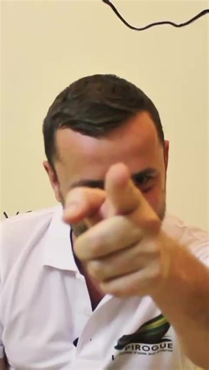 Vous qui nous suivez, sachez que toute l’équipe de La Pirogue vous souhaite de magnifiques fêtes de fin d’année 🌟🎅🏿 Votre soutien a été essentiel dans la création de ce projet et on vous en remercie tous ! 🙏🏼 Nous savons pertinemment que nous ne pourrons compter sur vous éternellement pour financer cette structure et c’est pourquoi nous lançons en 2025 des projets qui, à terme, nous permettront d’être auto-suffisants. La vente des boules de Noël a déjà porté ses fruits et nous étudions un p