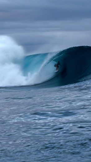 Shino Matsuda / 松田詩野 on Instagram: "Missing this feeling 🪄🦋 自然のエネルギーに包まれた瞬間 #throwback #tahiti #teahupoo #waves"