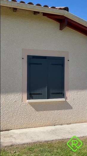 Installation de volets battants solaires en aluminium gris anthracite #renovation #volets ☀️