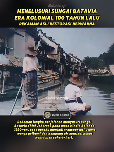 Perjalanan menaiki perahu di salah satu sungai atau kali besar Batavia (kini Jakarta) pada era kolonial 1920-an. Dari sudut kamera yang ditempatkan di atas perahu, terlihat jelas aktivitas warga pribumi di sepanjang bantaran sungai, anak-anak berenang, perempuan mencuci, dan pendayung perahu yang hilir-mudik membawa orang maupun barang. Pada masa itu, sungai adalah urat nadi Batavia bukan hanya sebagai jalur transportasi, tetapi juga sebagai ruang sosial tempat masyarakat bekerja dan berinteraks