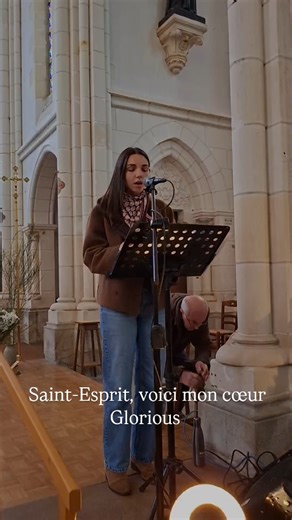 Manon Btx on Instagram: "Après la lecture de l'Évangile et l'homélie du prêtre, nous avons l'habitude de faire un chant à l'Esprit, pour prendre un temps d'introspection et de méditation de la Parole. Un moment doux, suspendu, oú la musique porte la prière des mariés et de toute l'assemblée. C'est l'un de mes instants préférés dans la cérémonie. 🙏💫 Musique: en duo avec Philippe du @groupe_messesages, sur la chanson "Saint-Esprit, Voici mon coeur" de @glorious_louange #chanteusemariage #wedding