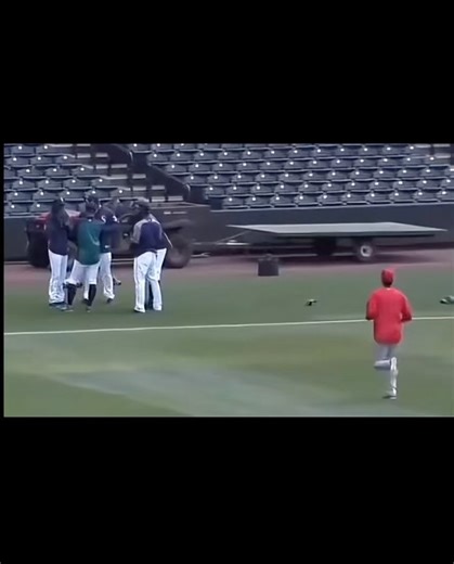 RIN🦄🇯🇵 on Instagram: ". イチローさん⚾️日米野球共に 殿堂入りおめでとうございます🎉 マリナーズでは51番が永久欠番に。 そしてアジア人初の快挙 MLB10年以プレーし引退から5年が経過した選手を対象。 投票で75%以上の得票が必要！ 満票ではなかったけど本当に素晴らしいです✨ 10年連続でゴールドグラブ賞受賞＆オールスター選出 2001年MVP、オールスターMVP獲得 アジア人初のアメリカ野球殿堂入り選手 イチローさんのキャリアは野球の歴史とともに永遠に語り継がれるでしょう✨ きっと大谷選手もまだまだこれから歴史に名を残し 更なる偉大な人になってDodgersの17番が永久欠番になる可能性も✨ . . Ichiro⚾️Congratulations on being inducted into both the Japanese and US Baseball Hall of Fame🎉 The Mariners have retired the number 51. And it