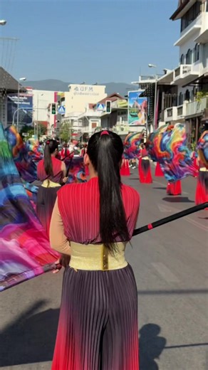 คัลเลอร์การ์ด (Color Guard) 💚🤍 ส่วนหนึ่งของวงโยธวาทิต 💚🤍 เดินนำ 🌸ขบวนรถบุปผาชาติ (ขบวนที่ 4) ในงานมหกรรมไม้ดอกไม้ประดับจังหวัดเชียงใหม่ ครั้งที่ 49 ประจำปี 2569 ภายใต้แนวคิด “บุปผาราชินีก้องเกริกฟ้า ล้ำเลอค่านครพิงค์” 🌸 สำหรับปีนี้ มีขบวนรถบุปผชาติที่ตกแต่งอย่างวิจิตรบรรจงเข้าร่วมกว่า 23 ขบวน ภายใต้แนวคิด “บุปผาราชินี ก้องเกริกฟ้า ล้ำเลอค่านครพิงค์” ซึ่งช่วยสร้างสีสันและสะท้อนเอกลักษณ์ทางวัฒนธรรมของเชียงใหม่ สร้างความตื่นตาตื่นใจให้กับนักท่องเที่ยวตลอดเส้นทาง 📍ณ บริเวณเชิงสะพานนวรัฐ แล้วเ