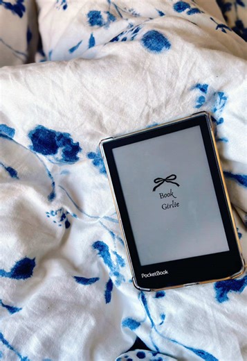 Minęły prawie 2 miesiące odkąd podczas Black Friday dałam się skusić na Pocketbook Verse Pro Color i dziś nadszedł czas na małe podsumowanie ✨ Co mnie zachwyciło? Przede wszystkim prostota ściągania książek! Legimi, Empik Go, dedykowany e-mail, Dropbox – wszystko działa płynnie i bez problemów. Po Kindle'u to była naprawdę odczuwalna różnica i ogromna ulga. Szybkość działania? Rewelacja. Żadnego zawieszania się, płynne przewijanie stron – czytnik po prostu działa tak, jak powinien. Bateria trzym
