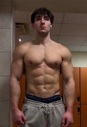 Trying to stay locked in during midterms, learning about cool stuff though so I can't really complain. Also think i'm starting to see a little low back progress #gymtok #bodybuilding #selfimprovement #aesthetics