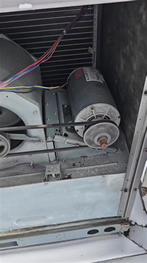If a 3 phase motor is spinning backwards, reverse 2 of the wires to sort that out! #hvac #carrierrtu #hvaclife #commercialhvacservice #commericalhvac ##3phasemotor #refrigeration #hvacknowledge #hvaceducation #hvaclife #hvacsystem #hvacbusiness | HVAC Know It All