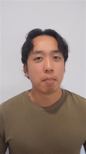 教科書では絶対に教えてくれない英語フレーズ Day 6 ~As per~ According to 〇〇 「〜によると」「〜に基づく」と 情報源を伝えたい時 天気予報によると According to the weather forecast… ルールによると According to the rules… ② As per 〇〇 同じ「〜の通り」でも 合意・指示・やりとりを指す時 先日のメールの通り As per my last email, we’ll proceed. 打ち合わせで話した通り As per our discussion, let’s move forward. あなたの依頼通り As per your request, I’ve attached the file. ということで 「〜の通り」は英語で👇 ① 情報・出典を伝えたい時 👉 according to 〇〇 ② 合意・指示・流れを指す時 👉 as per 〇〇 サラッと使い分けられると、 メールや会話が一気に大人っぽくなる。 英語を勉強してるけど • いつも同じ表現になる • 無難な英語から抜け出せ