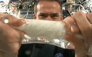 【YouTube短片】宇航员在太空的日常！[中文字幕]'Space Stuff' from Hashem Al Ghai