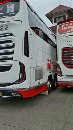 This luxury bus driver shows high-class skills😱👍 #shorts #luxurybus