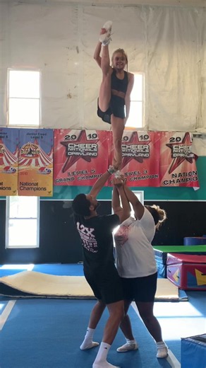 Do you know what divas do ? #cheertok #cheerleadersoftiktok #blily #stunting #throwbacks