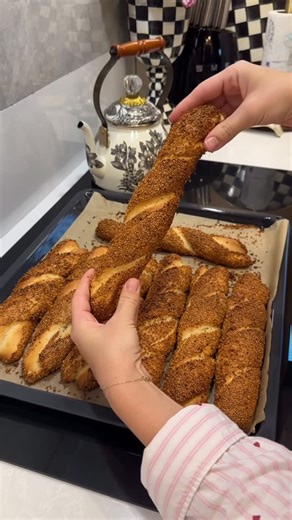 Kübra Pelvan on Instagram: "Selamlar herkese😍 yarına herkes yapsın diye yetiştim🤤 pazara simitsiz girmiyoruz😋 tereyağlı çıtır simitlerim❤️ ————————— 🥯TEREYAĞLI SİMİT🥯 1 su bardağı ılık su 1 su bardağı ılık süt 150 gr. Tereyağ (eritilmiş ama dikkat edin sıcak olmasın) 1 paket instant maya 2 tatlı kaşığı toz şeker 1 tatlı kaşığı tuz Un DIŞI İÇİN; Pekmez Su Susam HAZIRLANIŞI; Sıvıların üzerine unu, unun üzerine maya ve toz şekeri ekleyip yoğuralım. Yavaş yavaş un ilavesiyle yumuşacık ele yapış