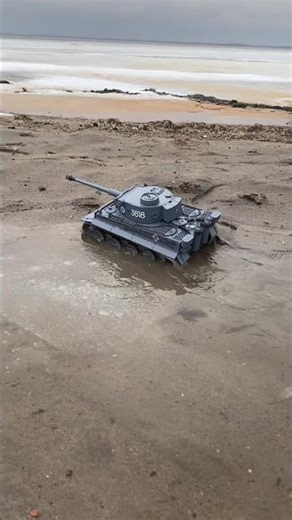 Tiger 1 RC tank looks for away across water #rctanks
