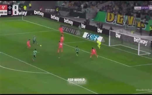 ozodbek | 日本利用压电瓷砖将脚步转化为电能。这些瓷砖捕捉来自你脚步的动能。当你行走时，你的重量和动作会对瓷砖产生压力。瓷砖会轻微弯曲，从而产生机械应力。瓷砖内部的压电材料将这种应力转化为电能。每一步都会产生少量电荷，而数百万步结合在一起就能产生足够的电力来驱动 LED... | Instagram