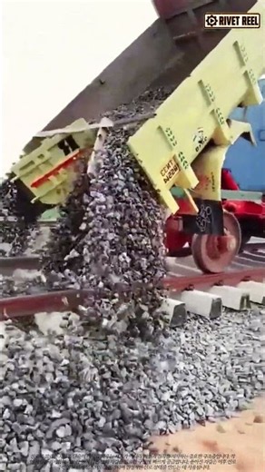 철도🔊 선로 위에 수십 톤의 자갈을 한꺼번에 쏟아붓는 작업 #railway #railwaymaintenance #ballast