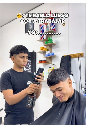 Cuando el barbero hace de todo por responder su mensaje @b’ e n j a m i n @JeanpierMoranH @LaReceta.Mkt #tumbes_perú❤️ #barber