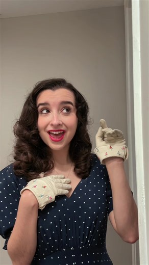 I wanted to show off these vintage gloves! I was told that they are either late 1940s or 1950s. They have the most adorable embroidered flowers, but unfortunately they do have holes. Oh well! Still love em! 💋 #vintage #1940s #1940sfashion #vintagefashion #vintagestyle