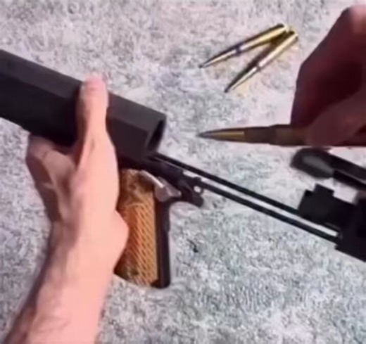 Usar esto como arma de defensa personal haría que:1) Evaporas al delincuente. No es que lo hieres, no lo matas, desintegras su cuerpo en sus elementos fundamentales.2) Matas a las viejita que está regando las plantas a 2 kms de distancia detrás del delincuente.3) Le borras el linaje hasta la época de jesus.4) Te va a dar una tendonitis del carajo5) Te ahorras el abogado porque no van a poder encontrar el cuerpo del delincuente abatido.