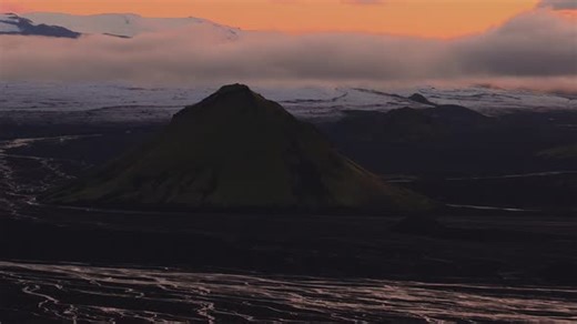 Vista aérea do vulcão Maelifell e da paisagem islandesa ao pôr do sol