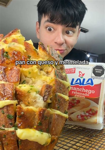Receta fácil de pan de hogaza con Queso LALA® y mermelada