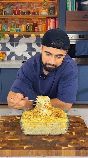 Got leftover cheese from all the holiday cheeseboards? Chebbo has the perfect solution with this any-cheese mac and cheese! 🧀 🥣 Serves: 4-6 Cooking time: 15 minutes Ingredients 500 g macaroni 4 tbsp butter 4 tbsp plain flour 1 tsp garlic powder 1 tsp onion powder 1 cup evaporated milk 3 cups mixed leftover cheeses (cheddar, mozzarella, parmesan, brie - whatever you’ve got) 1-2 cups milk 2 tsp mustard (optional) Extra grated mozzarella for melting salt and pepper, to taste Method: 1. Boil macar