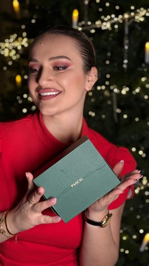 Krisstinnii | Fashion, Lifestyle & Al Tools l 💄 on Instagram: "Timeless elegance wrapped in vintage charm @pascaldesignofficial"