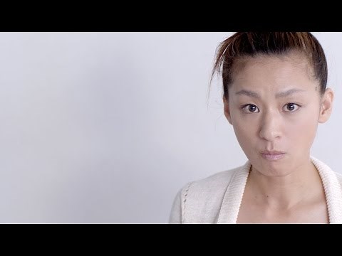 尾野真千子、アドリブ連発で“真千子節”炸裂 グリコ『アーモンドピーク』TV-CM「尾野真千子の本音」篇