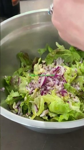 Salade verte et sa vinaigrette aux oignons rouges #cuisinefacilepascher #food #cuisine