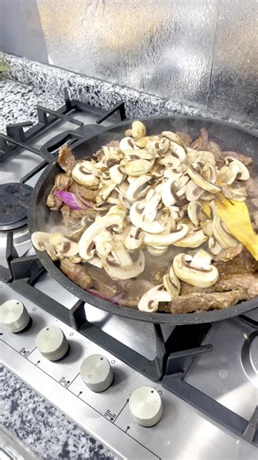 Émincé de bœuf aux champignons et crème: Recette facile et délicieuse