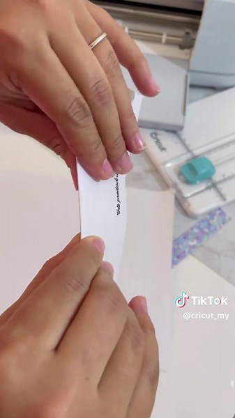 Cake topper packaging made easy with Cricut 🎂 #cricutsgmy #cricutmalaysia #cricutmy #cricutforbusiness